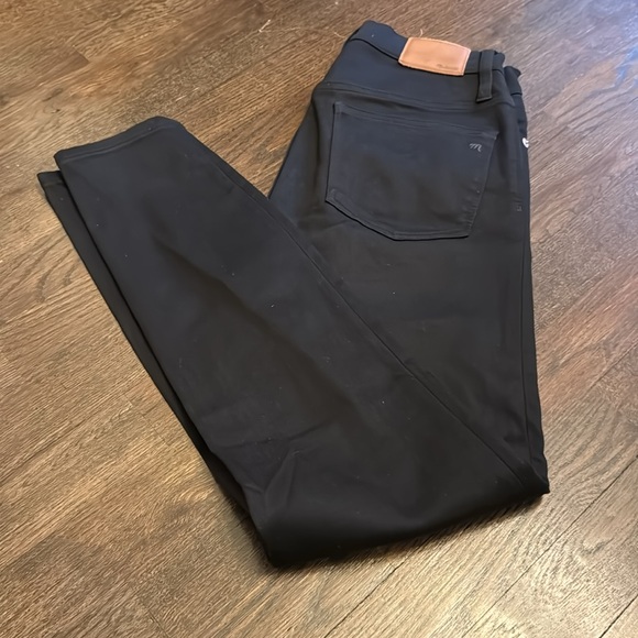 9" Mid-Rise Skinny Jeans in Lunar Wash: TENCEL Denim Edition with Fort Lonesome - Picture 6 of 9